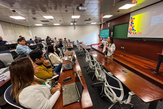 Clase del MBA en un aula de Centrum PUCP