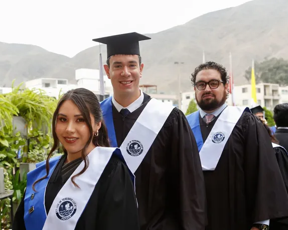 Tres graduados de Centrum PUCP el día de su ceremonia